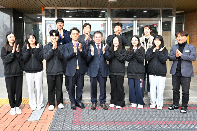 ▲김진열 군위군수는 5일 군위고등학교를 찾아 수능시험 막바지 정리에 수고하는 수험생들을 응원하고 격려했다.ⓒ군위군