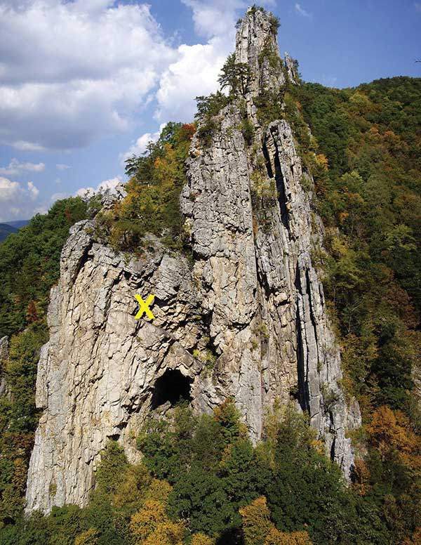 미국 웨스트버지니아주의 세네카락스 암장에서 로프 끊어짐 사고가 발생한 지점(X로 표기). 사진 크지스토프 고니.