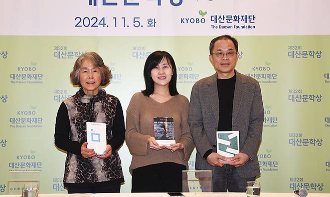 제32회 대산문학상 수상자들이 5일 서울 종로구 교보빌딩에서 열린 기자간담회에서 기념 촬영을 하고 있다. 왼쪽부터 시 부문 강은교 작가, 소설 부문 김희선 작가, 평론 부문 서영채 작가. 뉴시스