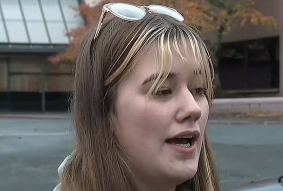 지난달 31일 미국 워싱턴주 밴쿠버의 한 쇼핑몰에 총격범이 들이닥치자 10대 여학생(사진)이 용감하게 여러 사람에게 도움의 손길을 내밀었다