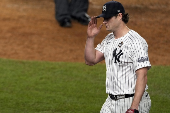 World Series Baseball - New York Yankees starting pitcher Gerrit Cole acknowledges the crowd as he leaves during the seventh inning in Game 5 of the baseball World Series against the Los Angeles Dodgers, Wednesday, Oct. 30, 2024, in New York. (AP Photo/Seth Wenig)    <Copyright (c) Yonhap News Agency prohibits its content from being redistributed or reprinted without consent, and forbids the content from being learned and used by artificial intelligence systems.>