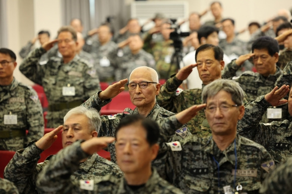 ‘안보에 나이 없다’ - 노인들이 모여 예비병력이 되겠다며 창단한 ‘시니어 아미’ 회원들이 4일 오후 춘천과학화예비군훈련장에서 훈련에 앞서 국기에 경례를 하고 있다. 2024.11.4 연합뉴스