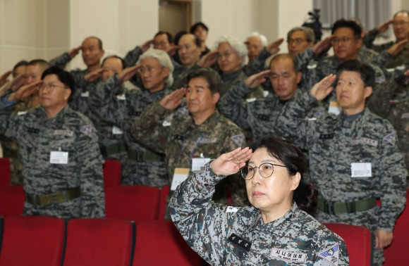 ‘안보에 나이 없다’ - 노인들이 모여 예비병력이 되겠다며 창단한 ‘시니어 아미’ 회원들이 4일 오후 춘천과학화예비군훈련장에서 훈련에 앞서 국기에 경례를 하고 있다. 2024.11.4 연합뉴스