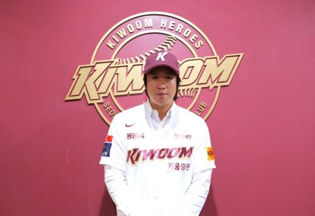 삼성 라이온즈에서 방출 당한 외야수 김동엽이 키움 히어로즈에 새 둥지를 틀었다. 키움 히어로즈