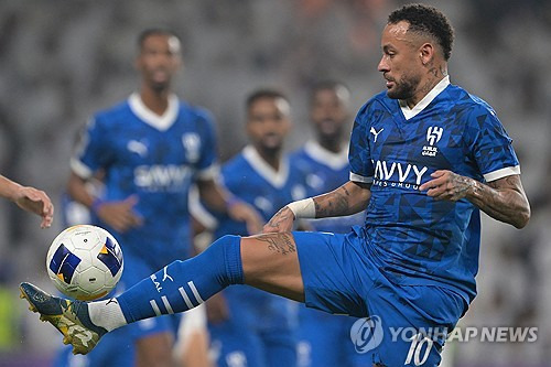 손흥민과 함께 한때 전 세계 축구계가 기대하던 네이마르의 커리어 막바지가 좋지 않게 끝날 가능성이 높아졌다. 지난해 10월 전방 십자인대와 반월판이 동시에 파열되는 큰 부상을 겪고 수술대에 올랐던 네이마르는 최근 경기장에 돌아오는데 성공했지만, 복귀 후 두 경기 만에 햄스트링 부상으로 또다시 쓰러졌다. 일각에서는 30대 중반을 앞두고 있는 네이마르가 축구화를 아예 벗을 가능성까지 제기되고 있는 상황이다. 사진 연합뉴스