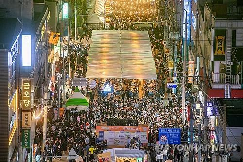 궂은 날씨에도 관광객으로 북적이는 제3회 구미라면축제 
    (구미=연합뉴스) 2일 오후 경북 구미시 구미역 일원에서 열린 '2024 구미라면축제'가 축제를 즐기러 온 관광객들로 북적이고 있다.
    이번 축제에는 구미시에서 신라면 공장을 운영하는 농심이 당일 생산된 라면을 공급했다. 2024.11.3 [구미시 제공. 재판매 및 DB금지]