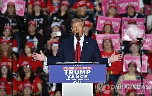 펜실베이니아서 유세하는 미국 공화당 대통령 후보 트럼프 [리딩[미 펜실베이니아주] AFP=연합뉴스. 재판매 및 DB 금지]