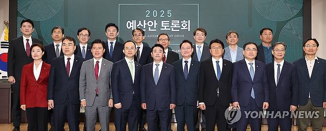 국회에서 열린 2025년 예산안 토론회 (서울=연합뉴스) 김주형 기자 =  5일 오전 국회 의원회관에서 열린 '2025년 예산안 토론회'에서 박정 국회예산결산특별위원장, 지동하 국회예산정책처장 등 참석자들이 기념 촬영을 하고 있다. 2024.11.5 kjhpress@yna.co.kr