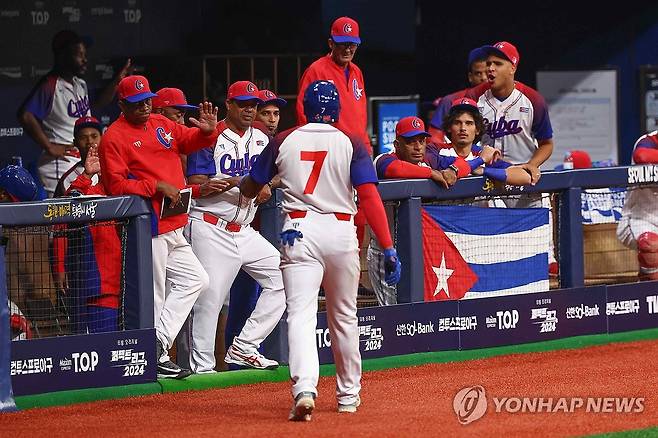 동점 만들어낸 쿠바 (서울=연합뉴스) 서대연 기자 = 2일 오후 서울 구로구 고척스카이돔에서 열린 2024 WBSC 프리미어 12 평가전 한국과 쿠바의 경기. 
    3회말 무사 주자없는 상황 쿠바 기베르트가 동점 솔로 홈런을 친 뒤 더그아웃으로 들어가며 환영받고 있다. 2024.11.2 dwise@yna.co.kr