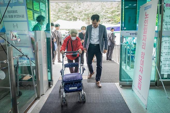 보행기를 이용하시는 어르신과 함께 복지관에 들어서는 이기재 양천구청장 [양천구 제공. 재판매 및 DB 금지]