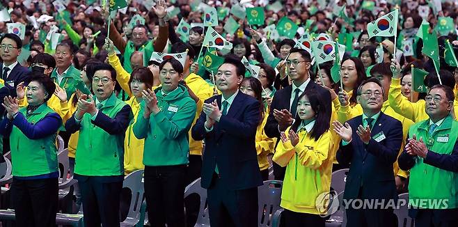 전국새마을지도자대회 참석한 윤석열 대통령 (고양=연합뉴스) 홍해인 기자 = 윤석열 대통령이 5일 경기도 고양 킨텍스에서 열린 '2024 전국새마을지도자대회'에 참석해 박수치고 있다. 2024.11.5 hihong@yna.co.kr