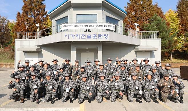 단체 사진 찍는 시니어 아미 [이성민 촬영]