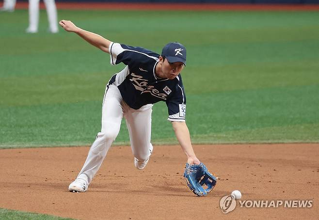 훈련하는 김영웅 (서울=연합뉴스) 김인철 기자 = 5일 서울 구로구 고척스카이돔에서 2024 세계야구소프트볼연맹(WBSC) 프리미어12에 출전하는 한국 야구 대표팀의 김영웅이 훈련을 하고 있다. 2024.11.5 yatoya@yna.co.kr