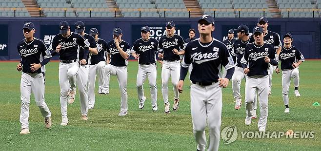 훈련 전 몸 푸는 야구 대표팀 (서울=연합뉴스) 김인철 기자 = 5일 서울 구로구 고척스카이돔에서 2024 세계야구소프트볼연맹(WBSC) 프리미어12에 출전하는 한국 야구 대표팀이 훈련 전 몸을 풀고 있다. 2024.11.5 yatoya@yna.co.kr