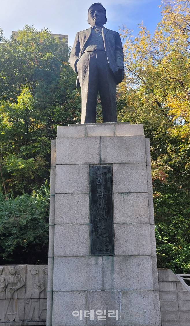 이준 열사 동상.