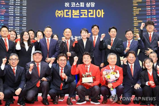 백종원ㆍ강석원 더본코리아 공동대표가 6일 오전 서울 영등포구 여의도 한국거래소 홍보관에서 열린 더본코리아 코스피 상장 기념식에 참석해 더본코리아 임직원들과 기념 촬영하고 있다. 〈사진=연합뉴스〉