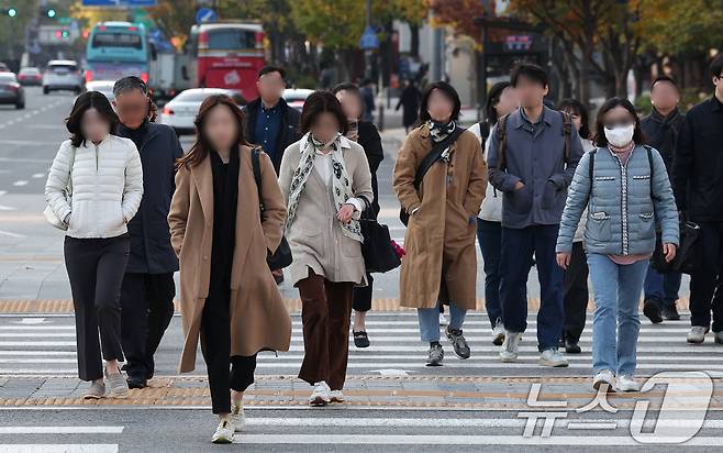 아침 기온이 10도 가량 떨어져 5도 내외의 쌀쌀한 날씨를 보인 5일 서울 세종대로 광화문사거리에서 시민들이 두터운 외투를 입은 채 출근길을 서두르고 있다. /뉴스1 ⓒ News1 김성진 기자