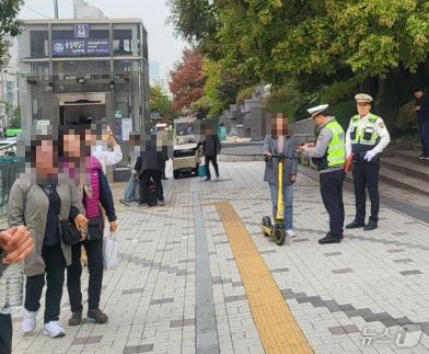 지난 1일 숭실대 앞에서 개인형 이동장치를 단속하고 있다. (서울시 제공)