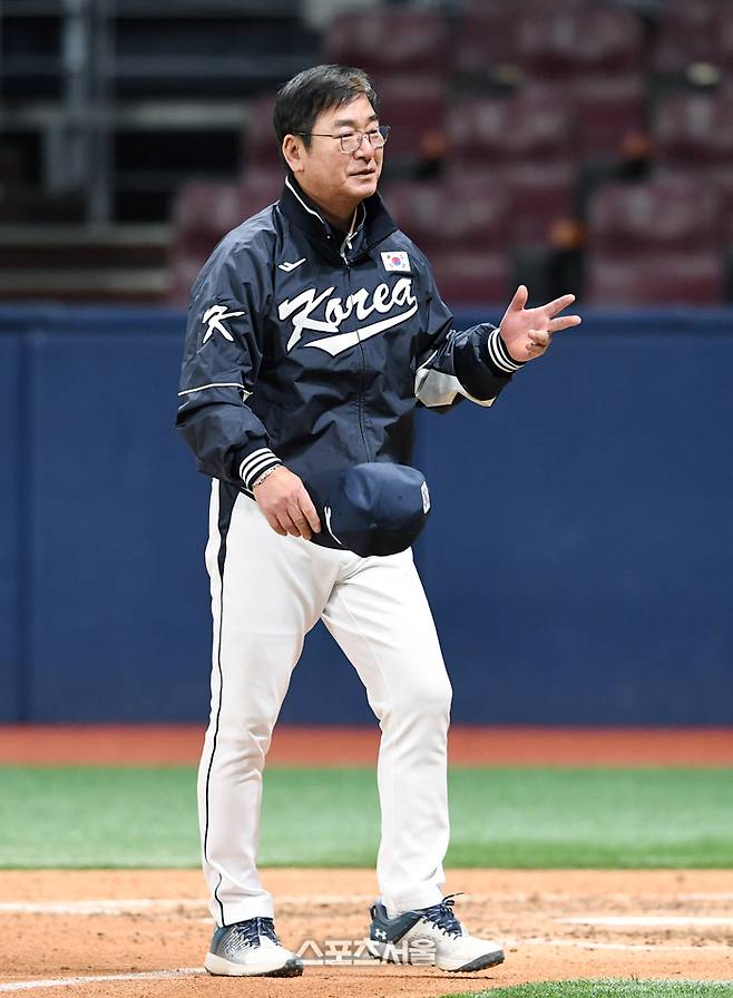 대한민국 야구 대표팀 류중일 감독이 6일 고척스카이돔에서 열린 상무와 평가전을 마친 뒤 상대팀과 인사를 하고 더그아웃으로 돌아가고 있다. 고척 | 박진업 기자 upandup@spotsseoul.com