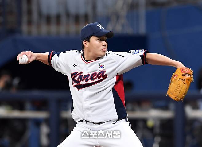 대한민국 야구 대표팀 임찬규가 6일 고척스카이돔에서 열린 상무와 평가전 4회초 등판해 힘차게 공을 던지고 있다. 고척 | 박진업 기자 upandup@spotsseoul.com