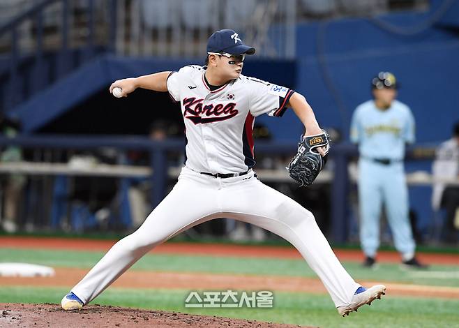 대한민국 야구 대표팀 김서현이 6일 고척스카이돔에서 열린 상무와 평가전 7회초 등판해 힘차게 공을 던지고 있다. 고척 | 박진업 기자 upandup@spotsseoul.com