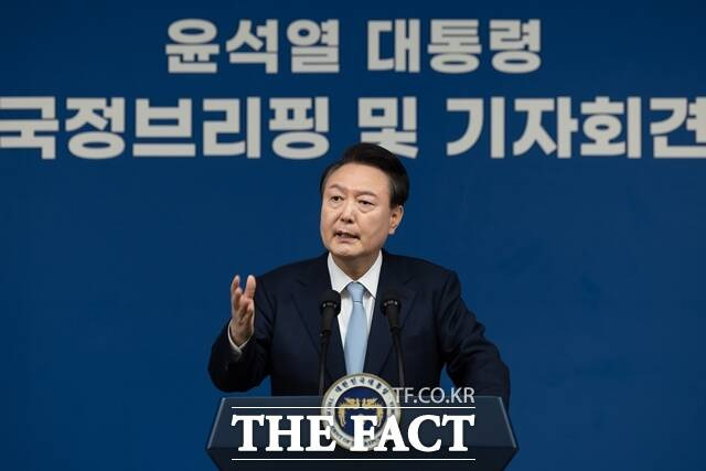 윤석열 대통령이 김건희 여사 및 명태균 씨와 관련된 의혹이 일파만파 확산되자 예정보다 일찍 국민들 앞에 나서 설명하는 자리를 갖기로 했다. 윤 대통령이 8월 29일 용산 대통령실에서 열린 국정브리핑 및 기자회견에서 발언하고 있다. /대통령실