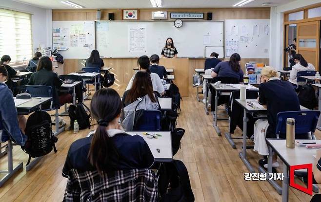 4일 서울 영등포구 여의도여고에서 열린 '2025학년도 대학수학능력시험 9월 모의평가'에 앞서 수험생들이 시험준비를 하고 있다. 강진형 기자