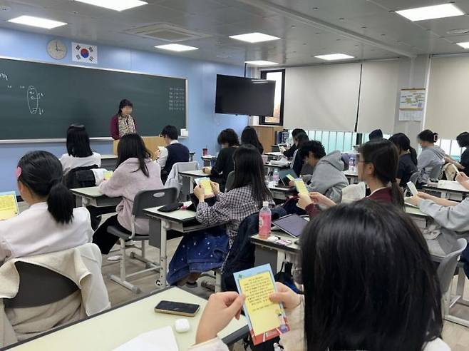 광주시 청소년상담복지센터는 지난달 28일부터 6일까지 광주시 수험생들을 응원하기 위한 ‘원하는대로(路) 바라는대로(路)’ 아웃리치 활동을 전개하고 있다. 경기 광주시 제공