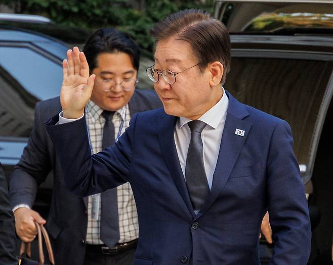 이재명 더불어민주당 대표가 지난달 25일 오전 서울 서초구 서울중앙지법에서 열린 '대장동 배임·성남FC 뇌물' 1심 속행 공판에 출석하다 지지자들에게 인사하고 있다. /연합뉴스