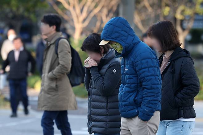 '겨울이 시작된다'는 절기상 입동(立冬)을 하루 앞둔 6일 서울 도심에서 두터운 옷차림을 한 시민들이 출근길 발걸음을 재촉하고 있다. /뉴스1