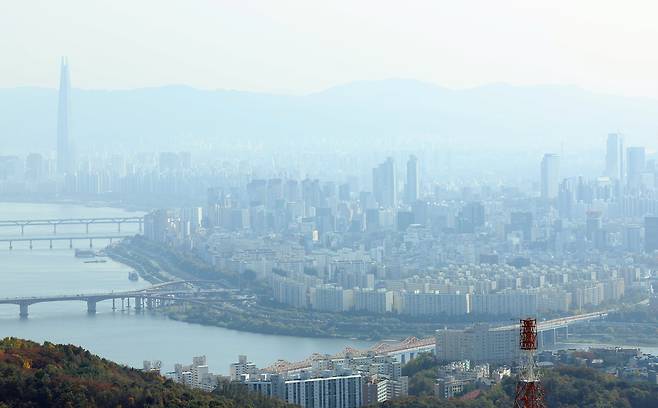 남산에서 바라본 아파트 단지. /연합뉴스