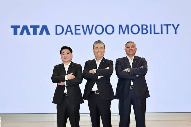 (왼쪽부터) 김정우 타타대우판매 대표, 김방신 타타대우모빌리티 사장, 아닐 신하 부사장