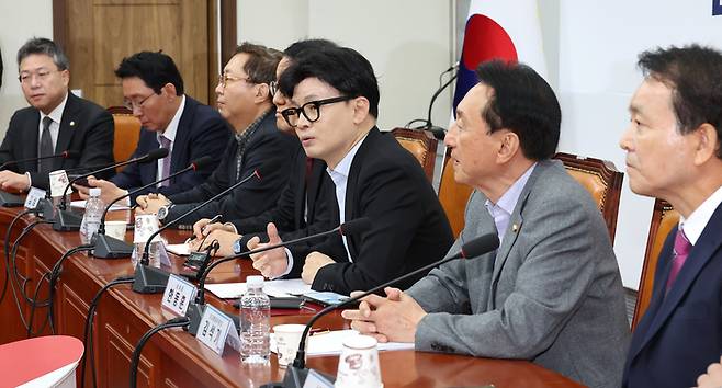 국민의힘 한동훈 대표(가운데)가 6일 오전 국회에서 열린 국방·외교 현안관련 긴급 점검회의를 마친 뒤 마무리 발언을 하고 있다.