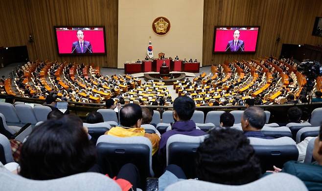 한덕수 국무총리가 4일 서울 여의도 국회 본회의장에서 윤석열 대통령의 2025년도 예산안 및 기금운용계획안에 대한 정부 시정연설을 대독하는 가운데 방청객들이 이를 듣고 있다. 뉴스1