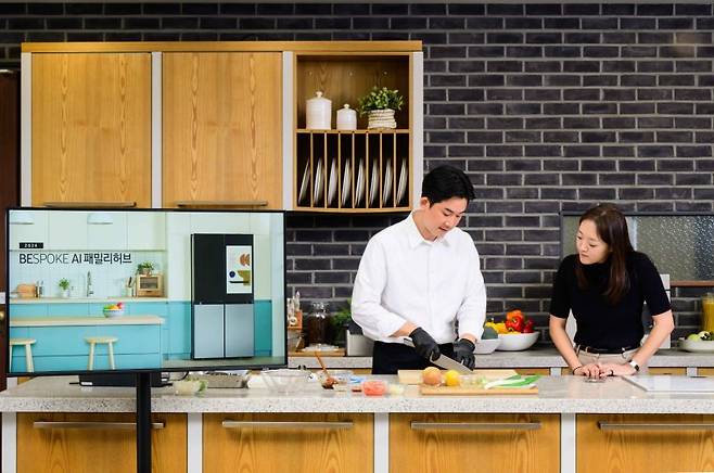 임희원 셰프(왼쪽)가 6일 서울 영등포구 소재 키친 스튜디오에서 열린 '삼성 비스포크 AI 키친' 쿠킹쇼를 진행하고 있다. 삼성전자 제공