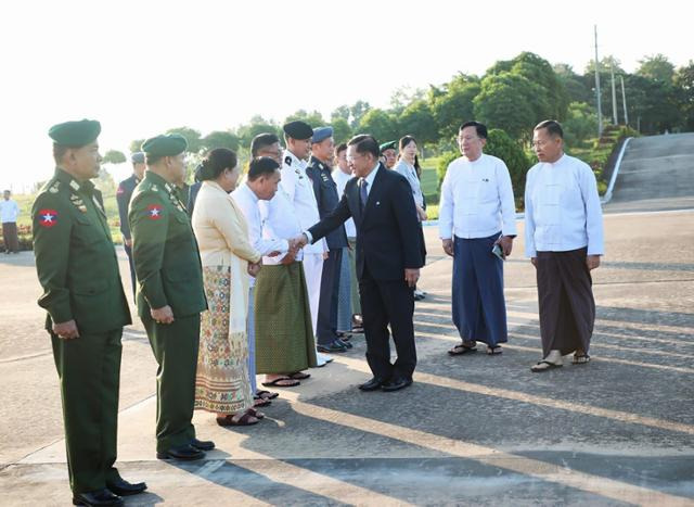 민 아웅 흘라잉(오른쪽 세 번째) 미얀마 군부 최고사령관이 5일 네피도 군사공항에서 중국으로 떠나기 전 내각 구성원들과 인사를 나누고 있다. 미얀마 군사정보팀 제공