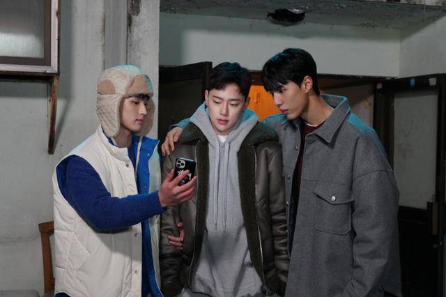 '4분 44초'는 매일 4시 44분, 입주민과 방문객이 연이어 실종되는 북촌아파트의 미스터리한 사건의 실체를 담는 작품이다. '4분 44초' 스틸컷