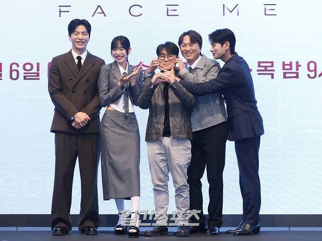 배우 이민기, 한지현, 조록환 감독, 전배수, 이이경이 6일 오후 서울 구로구 더세인트에서 열린 KBS2 수목드라마 '페이스미' 제작발표회에서 포즈를 취하고 있다. '페이스미'는 냉정한 성형외과 의사와 열정적인 강력계 MZ 형사가 범죄 피해자 재건 성형을 통해 사건의 진실을 쫓는 공조 추적 메디컬 드라마. 6일 밤 9시 50분 첫 방송. 서병수 기자 qudtn@edaily.co.kr /2024.11.06/