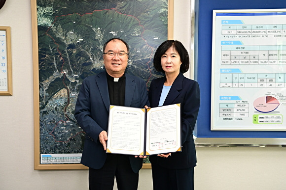 김기진 대구가톨릭 사회복지회 대표와 조경선 동구청 부구청장(왼쪽부터)이 업무협약서를 들어보이고 있다 [사진=동구청]