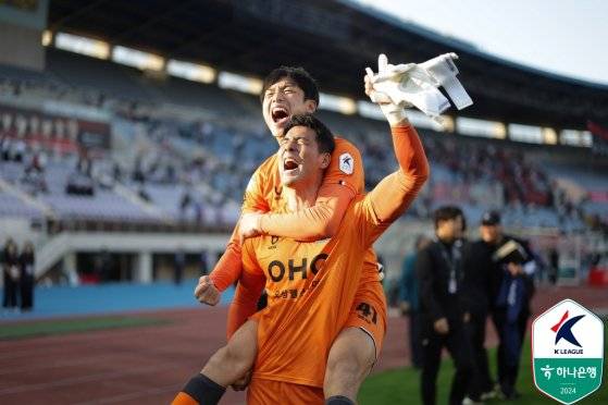 승격을 확정하고 기뻐하는 FC 안양 골키퍼 김성동(아래)과 김다솔. [사진 프로축구연맹]