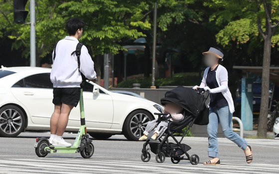 2022년 경기도 수원시의 한 거리에서 전동킥보드 이용자가 안전모를 쓰지 않고 주행을 하고 있다. 뉴스1