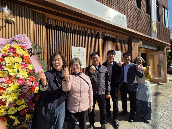 6일 충북 청주 굿파머 농산물 디저트연구소 개소식에서 둥구머리협동조합 조합원과 관계자들이 샐러드 배송 출시를 축하하고 있다. 최종권 기자