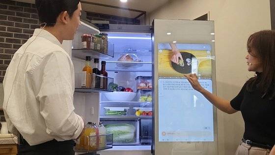 임희원 셰프가 '비스포크 AI 패밀리허브' 냉장고로 추천 레시피를 확인하고 있다. 노유림 기자