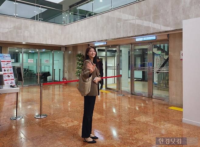 오후 10시 퇴근하는 김 사무관. 하루 종일 본 모습 중 가장 크게 웃어 보였다. /사진=신민경 기자