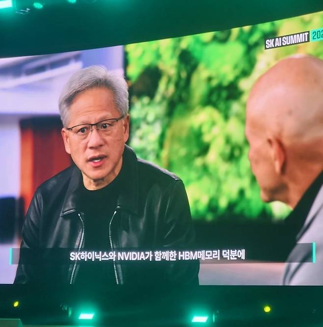 'SK AI 서밋'에서 열린 대담에서 발언하는 젠슨 황 엔비디아 CEO. 사진=안옥희 기자