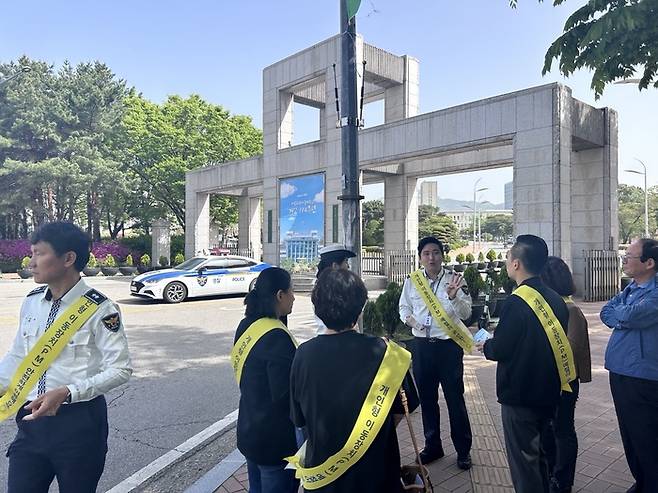 경찰 등이 지난 4월 서울시립대 앞에서 전동킥보드 관련 불법 행위를 단속·계도하고 있다. 서울시 제공