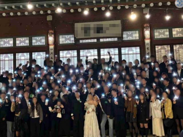 제니가 참석한 결혼식의 단체 사진. SNS 캡처