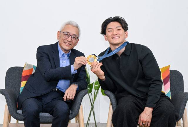 파리올림픽 브레이킹 초대 금메달리스트 필립 김(오른쪽) 선수가 아버지 김병태 목사와 최근 서울 여의도 국민일보 스튜디오에서 금메달을 들고 환하게 웃고 있다. 신석현 포토그래퍼