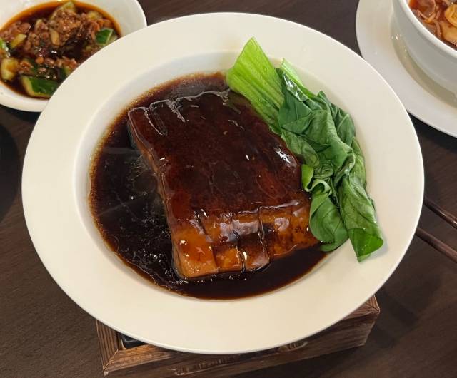 조광효 셰프가 ‘흑백요리사’에서 선보였던 동파육. 미니화로 위에 올려서 나와 따뜻하게 먹을 수 있었다.