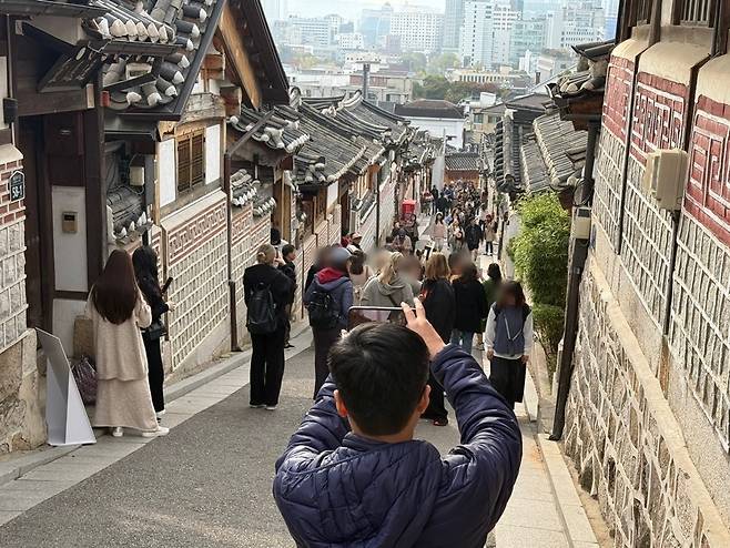 지난 4일 오전 10시 외국인 관광객들이 북촌 한옥마을 골목길 안에 들어간 모습. /사진=김선아 기자